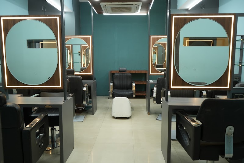 she n me, hair salon in Varanasi, India, photo 2 of 10